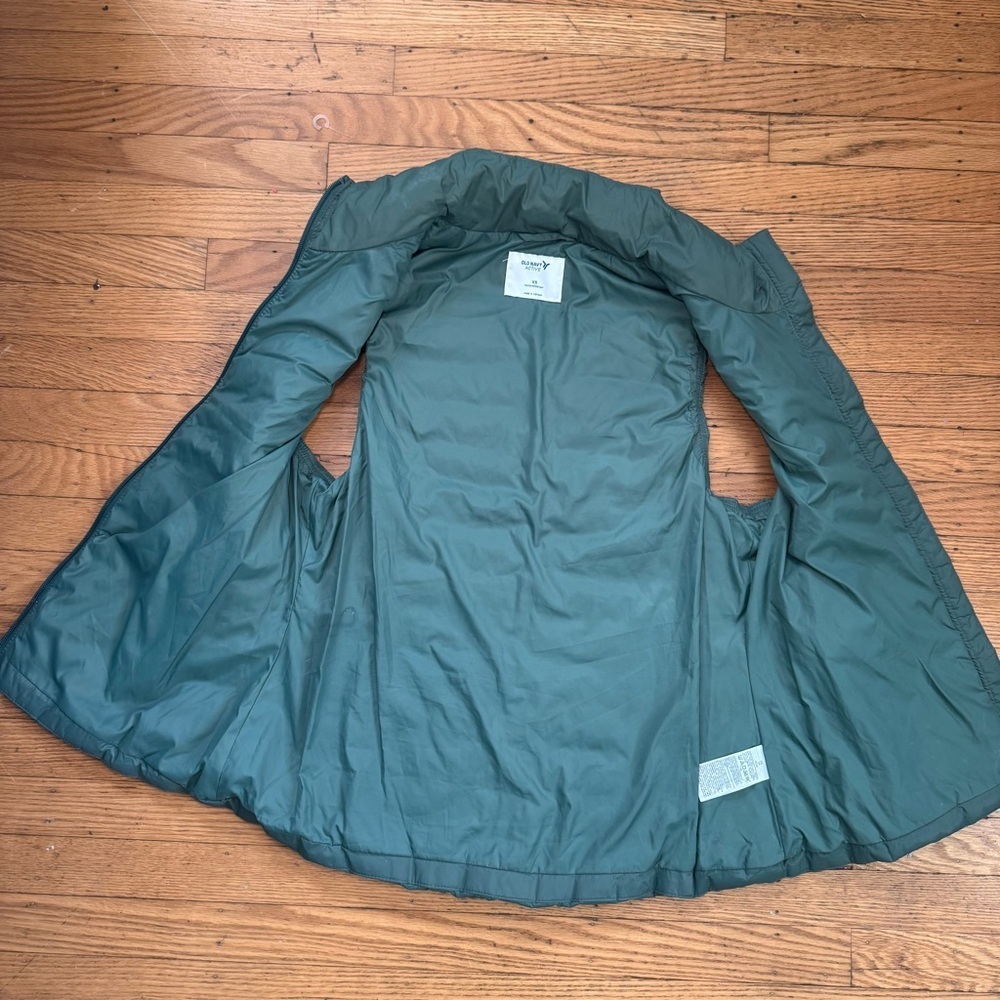 Women’s Old Navy Active Water Resistant Green Puffer Vest Size XS - Picture 3 of 10